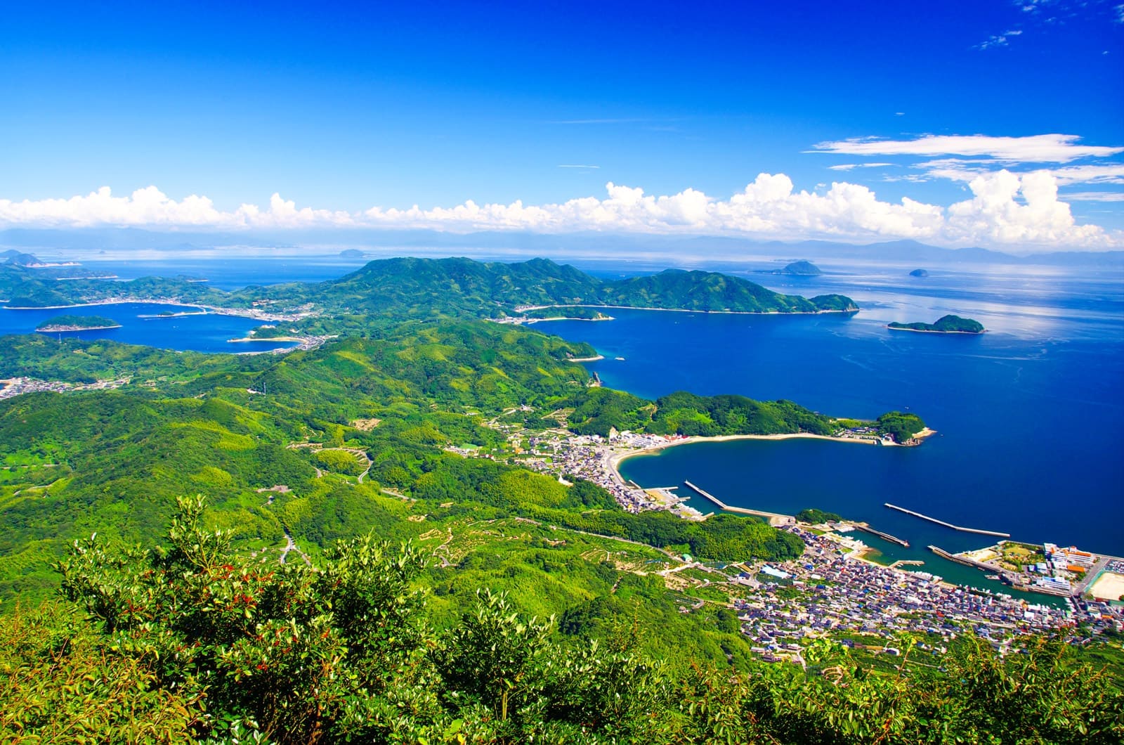 三方を海に開かれた風光明媚な土地